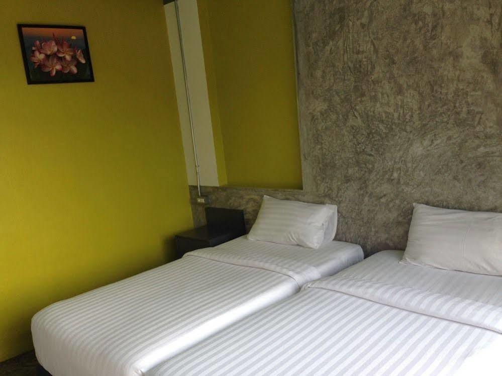 Pornsiri Hotel Sisaket Esterno foto