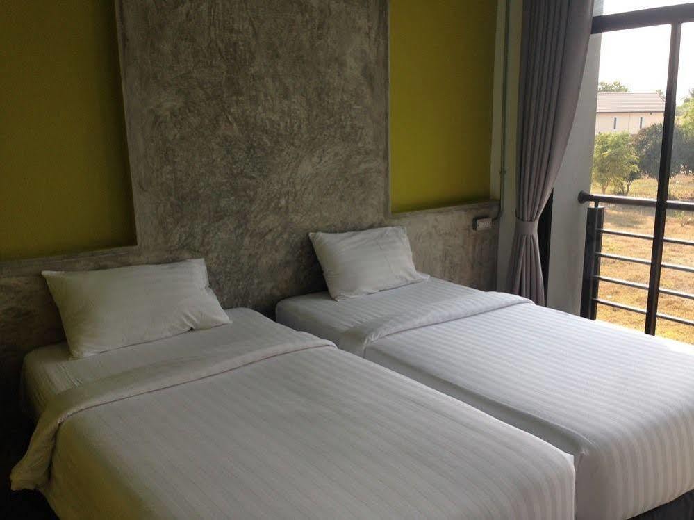 Pornsiri Hotel Sisaket Esterno foto